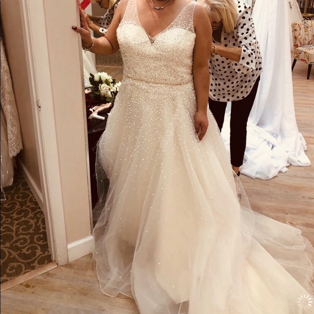 Wedding dress (Brand new) never worn